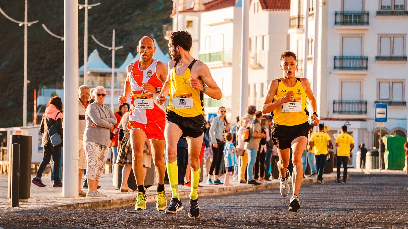 Corredores participando en una carrera urbana