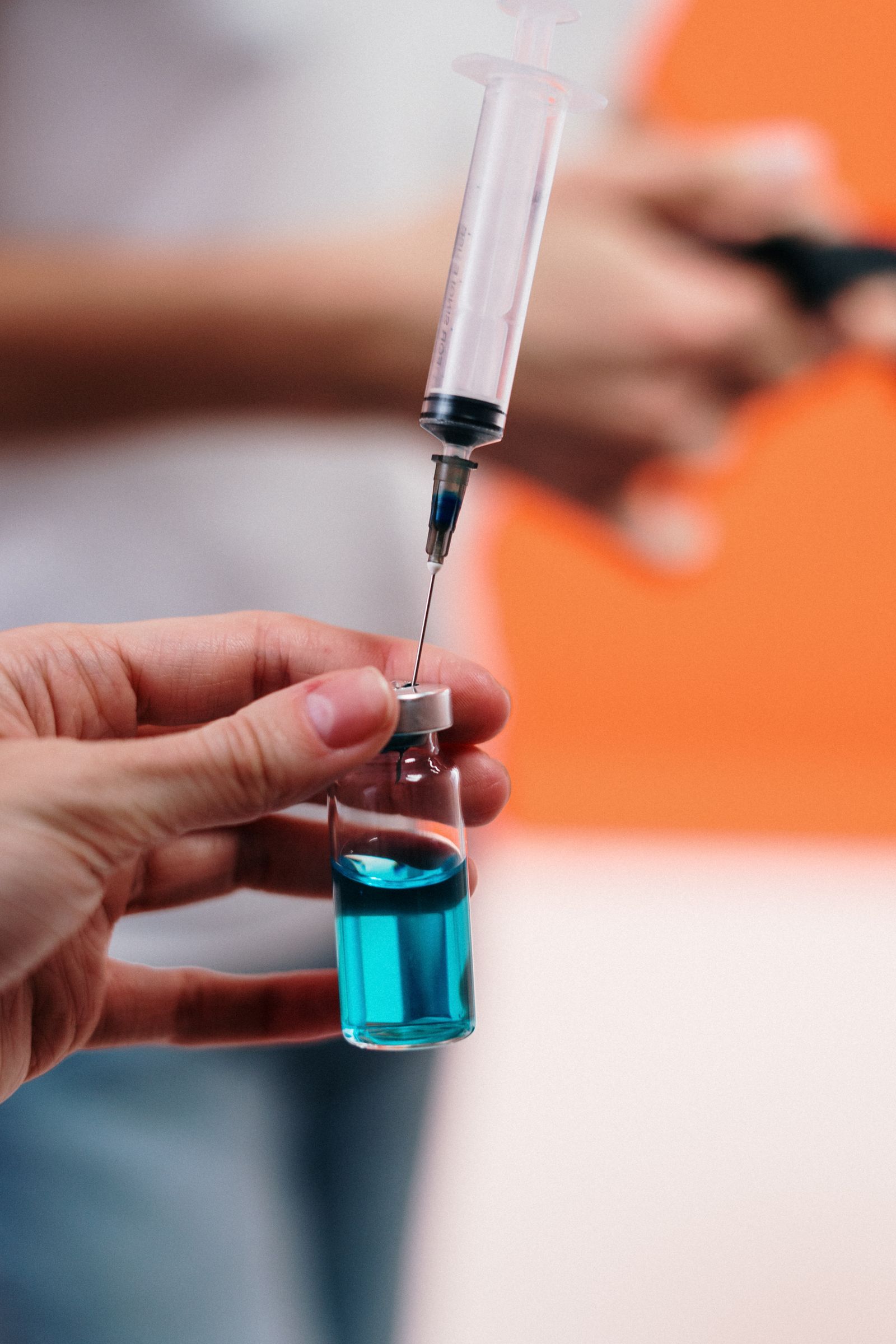 Profesional de salud sosteniendo una vacuna