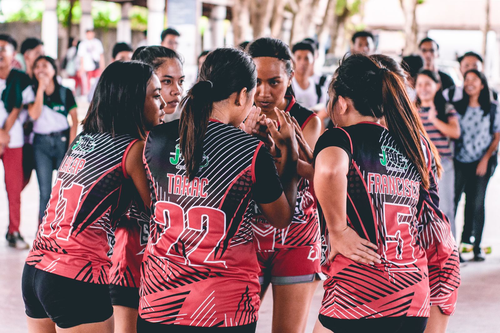 Equipo femenino de vóley reunido en la cancha antes del partido
